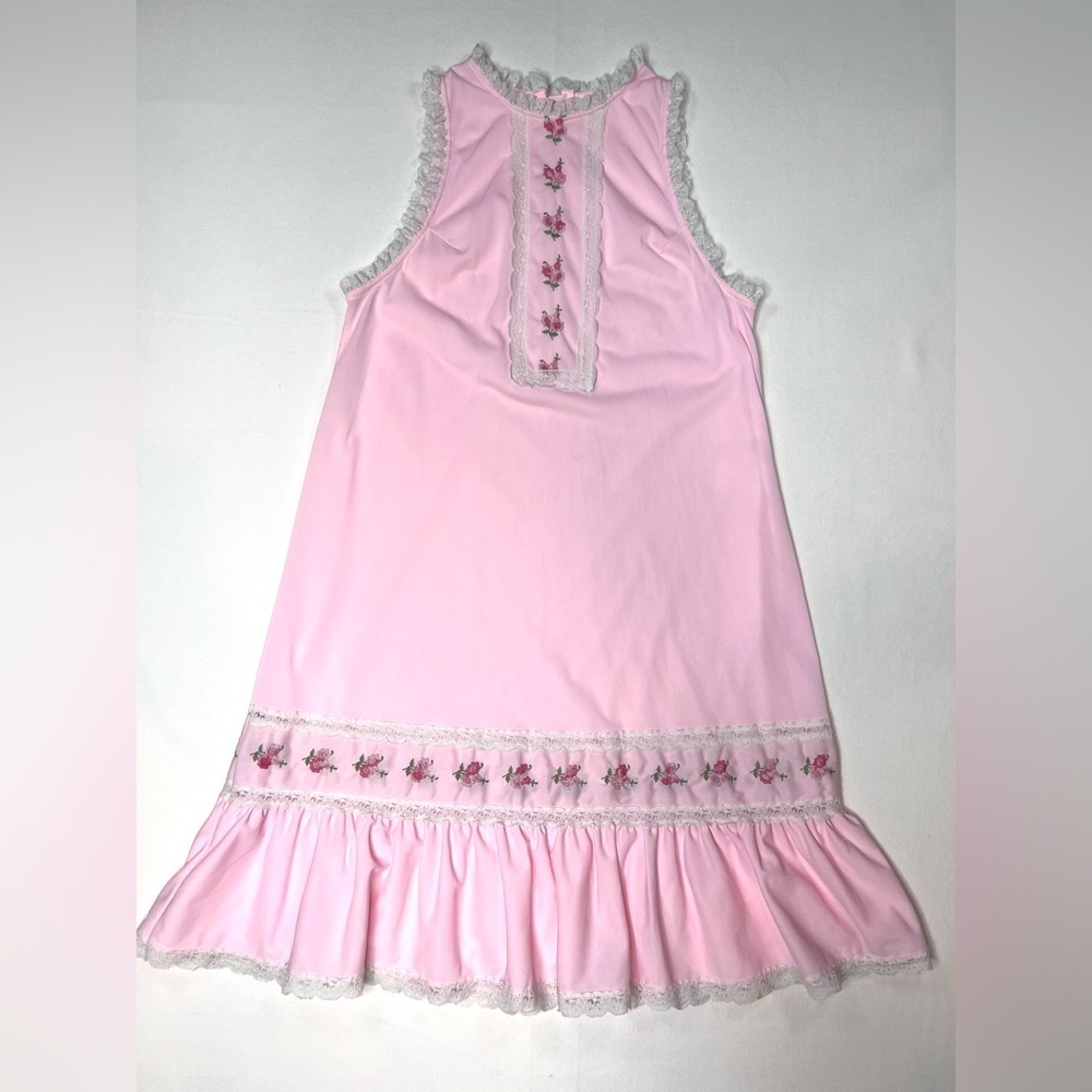 Vintage Gilead embroidered floral nightgown, lace trim, ruffle hem sz small USA